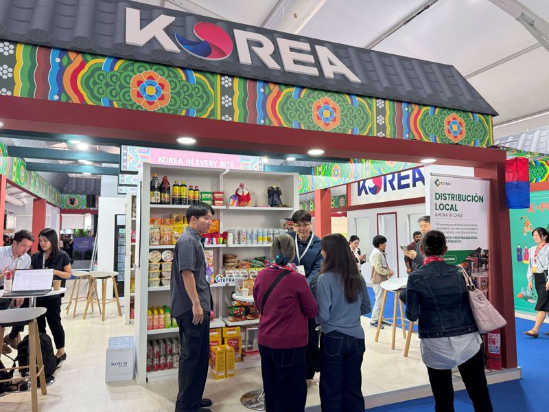 칠레 산티아고에서 2일(현지시간) 열린 '2025 칠레 식품박람회'에서 코트라가 운영하는 한국관을 사람들이 관람하고 있다. 코트라 제공