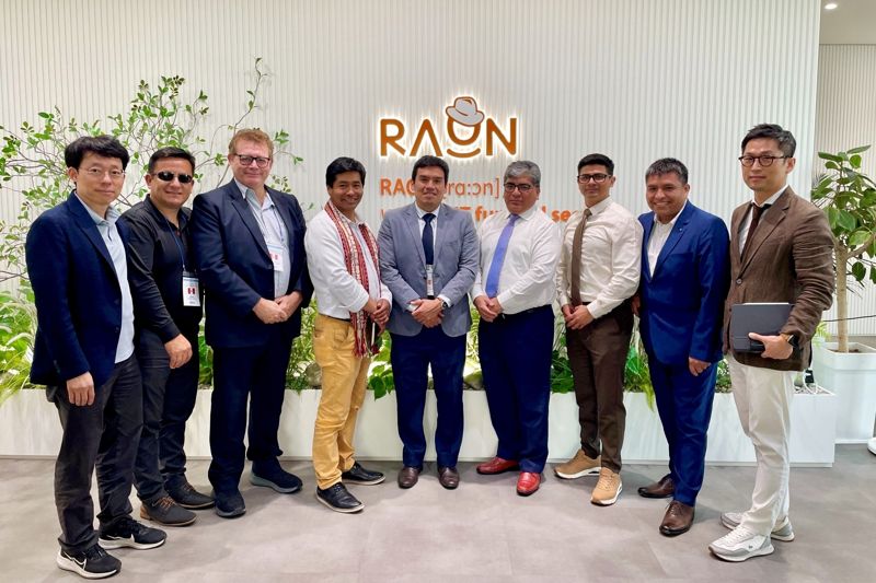 페루 정부, 한국지능정보사회진흥원(NIA), <span id='_stock_code_042510' data-stockcode='042510'>라온시큐어</span> 관계자가 기념 촬영하는 모습. 라온시큐어 제공