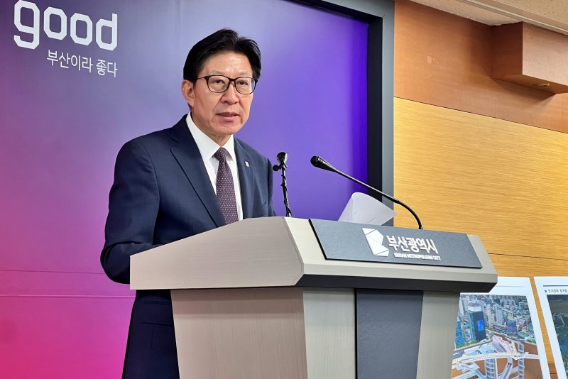 박형준 부산시장이 1일 부산시청 브리핑룸에서 '차세대 부산형 급행철도(BuTX)' 사업에 대해 설명하고 있다. 뉴시스 제공  