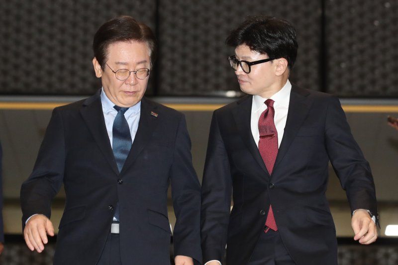 2024년 9월 1일 당시 한동훈 국민의힘 대표(오른쪽)와 더불어민주당 대표이던 이재명 대통령이 서울 여의도 국회에서 대표 회담을 마친뒤 함께 이동하며 대화나누고 있다. 뉴스1