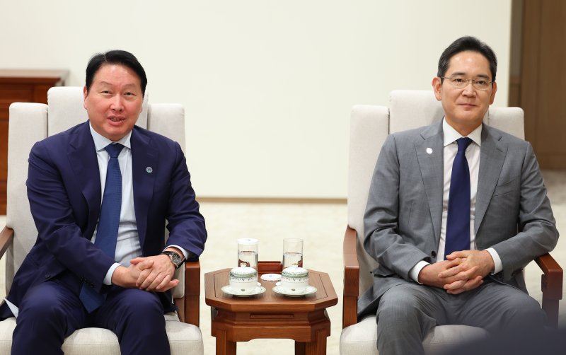 최태원 <span id='_stock_code_034730' data-stockcode='034730'>SK</span> 대표이사 회장과 이재용 <span id='_stock_code_005930' data-stockcode='005930'>삼성전자</span> 회장이 1일 서울 용산 대통령실 청사에서 열린 이재명 대통령과 샘 알트만 오픈AI 대표 접견에 참석해 발언하고 있다. 뉴시스