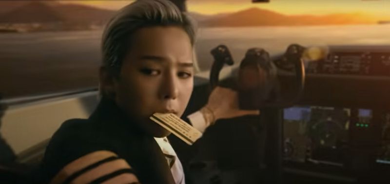 이재명 대통령이 카메오로 등장한 경주 APEC 홍보영상이 2일 공개됐다. 지드래곤이 영상에서 항공기를 운행하고 있다. 외교부 제공