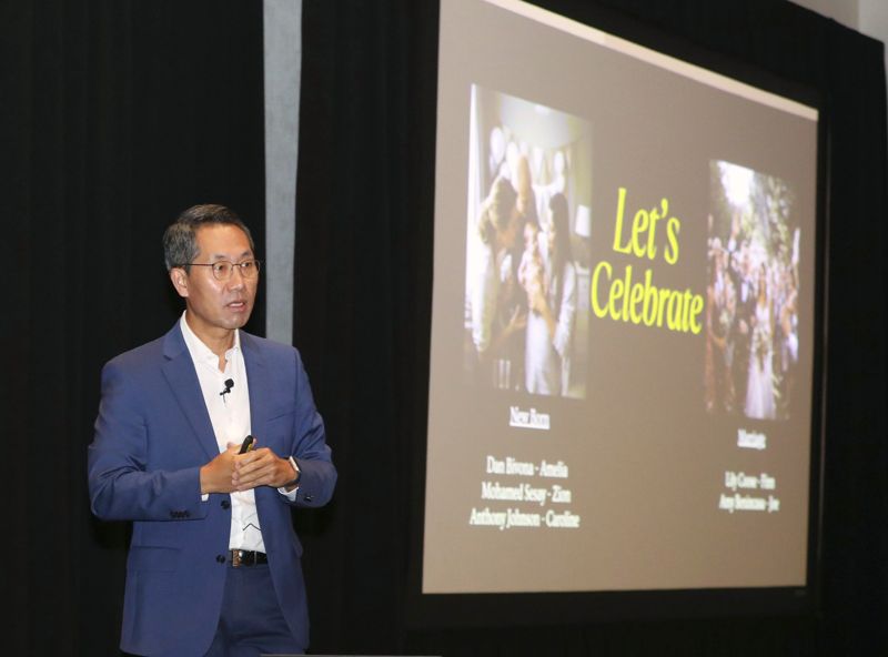 이동훈 SK바이오팜 최고경영자(CEO)가 지난달 30일(현지시간) 미국 일리노이주 시카고에서 열린 '2025 플랜 오브 액션(POA)' 미팅에서 CEO 발표를 진행하고 있다. SK바이오팜 제공