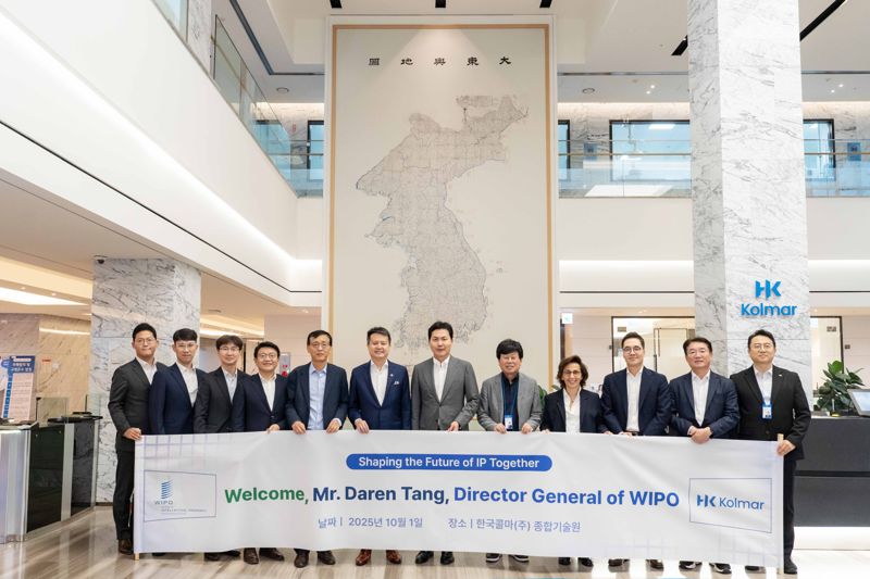 지난 1일 <span id='_stock_code_161890' data-stockcode='161890'>한국콜마</span> 종합기술원을 방문한 다렌 탕 WIPO 사무총장(왼쪽 여섯번째)을 비롯한 지식재산처 관계자들이 윤상현 콜마그룹 부회장(오른쪽에서 여섯번째) 및 콜마 관계자들과 기념사진을 촬영하고 있다. 콜마홀딩스 제공