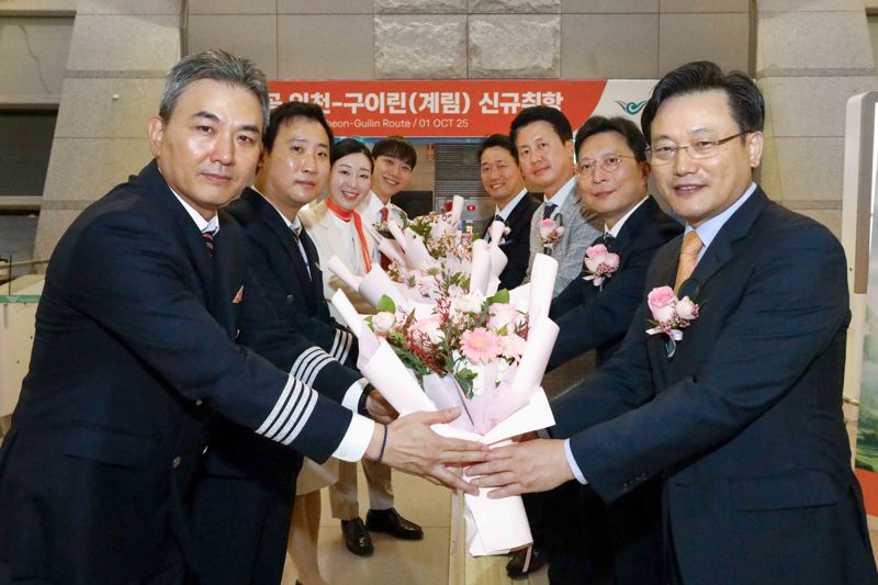 김이배 <span id='_stock_code_089590' data-stockcode='089590'>제주항공</span> 대표이사(앞줄 오른쪽)가 지난 1일 인천국제공항에서 진행된 제주항공의 인천~구이린 노선 신규 취항식에서 신규 취항편 승무원들에게 꽃다발을 전달하고 있다. 제주항공 제공