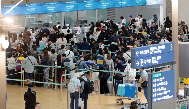 추석 연휴를 앞둔 2일 인천국제공항 제1여객터미널에서 여행객들이 탑승 수속을 위해 줄을 서는 모습. 연합뉴스