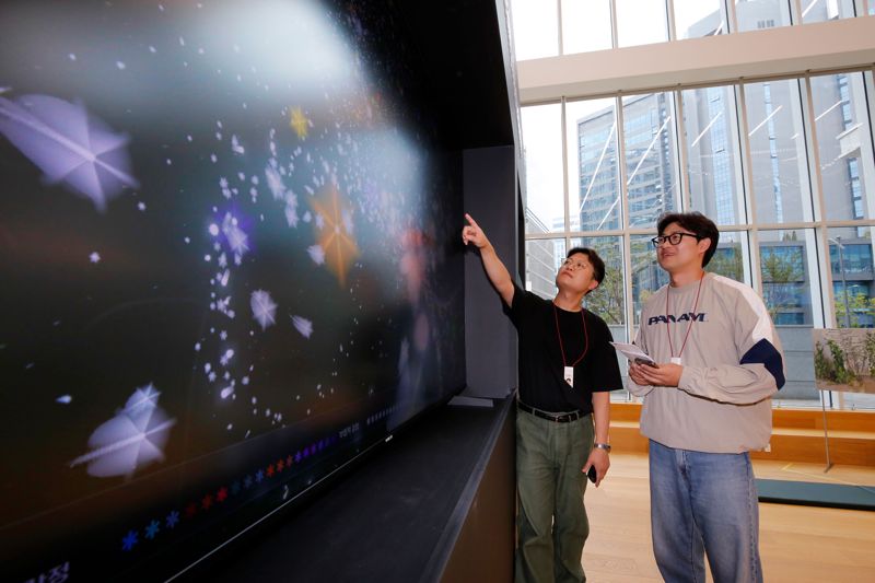 <span id='_stock_code_009290' data-stockcode='009290'>광동제약</span> 임직원이 지난달 15일부터 2일까지 경기 과천에 위치한 광동제약 본사에서 열린 문수민 작가의 개인전 '내 감정이 머무는 곳'을 관람하고 있다. 광동제약 제공