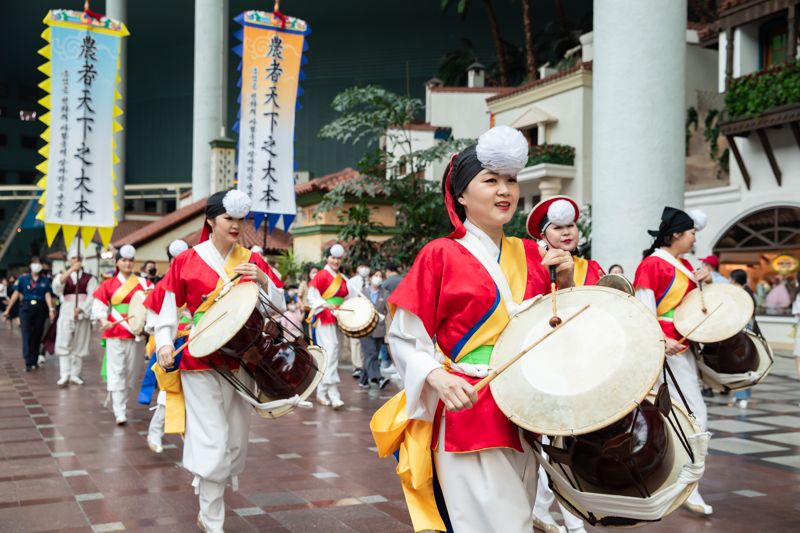 롯데월드 어드벤처에서 펼쳐지는 추석맞이 공연 '민속 농악대'