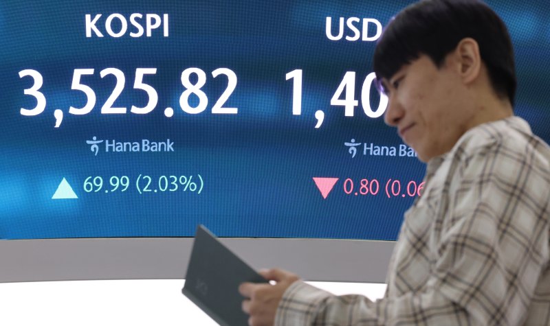 서울 중구 하나은행 딜링룸 전광판. 사진&#x3D;뉴스1