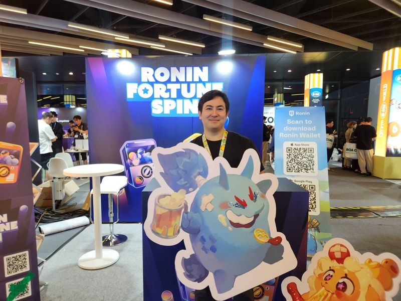 제프리 저린 스카이마비스 공동설립자가 지난달 24일 서울 광진구 워커힐 호텔앤리조트에서 열린 ‘코리아블록체인위크(KBW2025)’에 위치한 로닌 부스에서 자사의 P2E(Play to Earn)' 게임인 '엑시 인피니티' 캐릭터를 홍보하고 있다. 사진=임상혁 기자