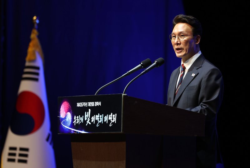김민석 국무총리가 3일 서울 종로구 세종문화회관에서 열린 제4357주년 개천절 경축식에서 경축사를 하고 있다. 뉴시스 