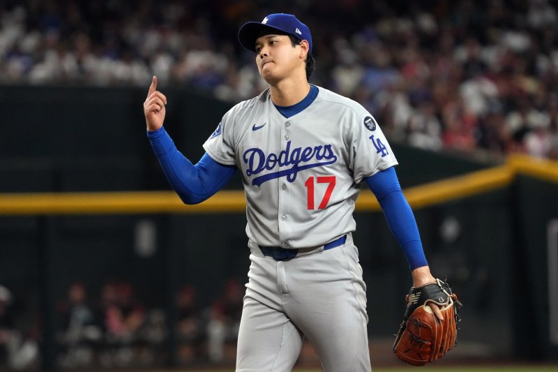 메이저리그(MLB) LA 다저스의 &#39;슈퍼 스타&#39; 오타니 쇼헤이가 23일(현지 시간) 미 애리조나주 피닉스의 체이스필드에서 열린 2025 MLB 애리조나 다이아몬드백스와의 경기에 선발 등판해 3회초 연속 3타자를 <span id='_stock_code_032750' data-stockcode='032750'>삼진</span> 처리한 뒤 반응하고 있다.뉴시스