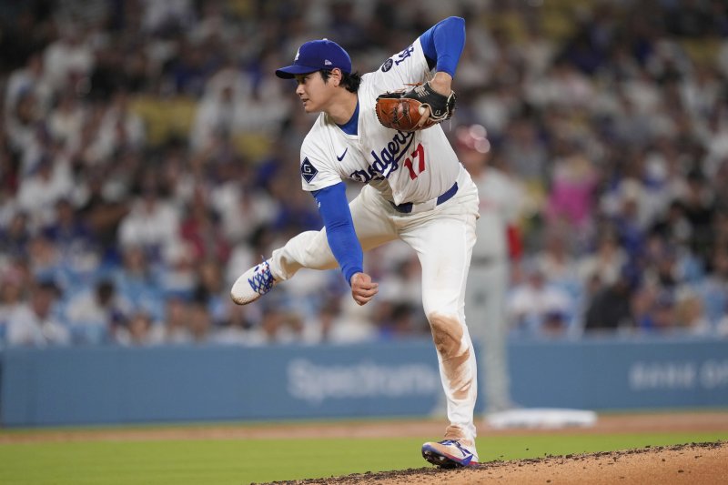 LA 다저스의 오타니 쇼헤이가 17일(한국 시간) 미국 캘리포니아주 로스앤젤레스의 다저스타디움에서 벌어진 2025 메이저리그(MLB) 필라델피아 필리스와의 홈 경기에 선발 등판해 역투하고 있다.뉴시스