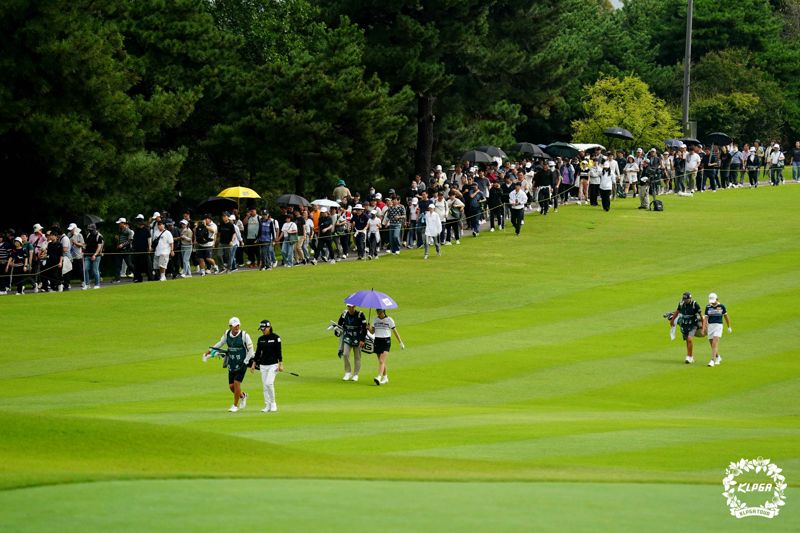 동부건설 한국토지신탁 챔피언십 FR에서 구름 갤러리가 챔피언조를 따라다니고 있다.KLPGA 제공