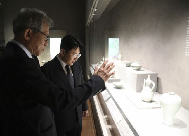 국립중앙박물관이 지난 1일 유홍준 관장과 방시혁 하이브 이사회 의장이 업무협약을 체결한 전시관을 둘러보는 모습. &#x2F;사진&#x3D;하이브 제공