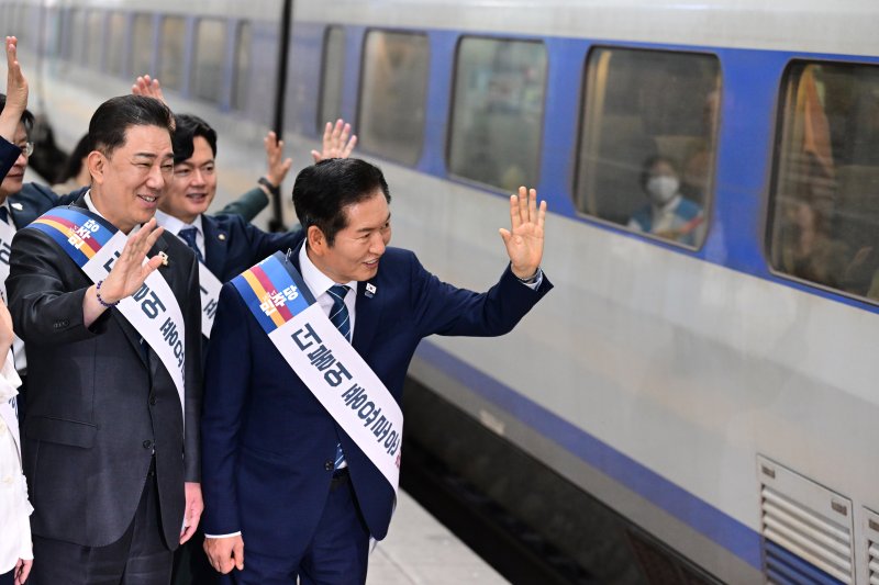 정청래 더불어민주당 대표(앞줄 오른쪽)가 지난 2일 서울 용산구 용산역에서 추석 귀성객에게 인사를 하고 있다. 뉴시스