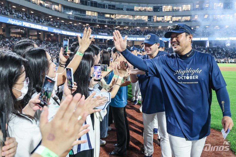 4일 창원NC파크에서 열린 프로야구 2025 <span id='_stock_code_005450' data-stockcode='005450'>신한</span> SOL 뱅크 KBO리그 SSG 랜더스와 NC 다이노스 경기에서 7대 1로 승리해 와일드카드 결정전 진출이 확정된 NC 이호준 감독, 서재응 수석코치 등이 팬과 인사하고 있다.NC다이노스 제공 
