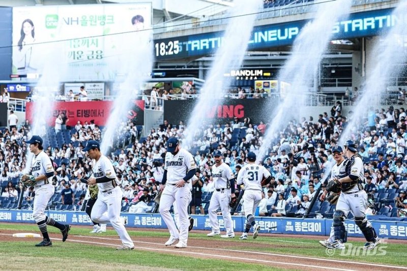 NC 선수단의 경기장 입장 모습.NC다이노스 제공