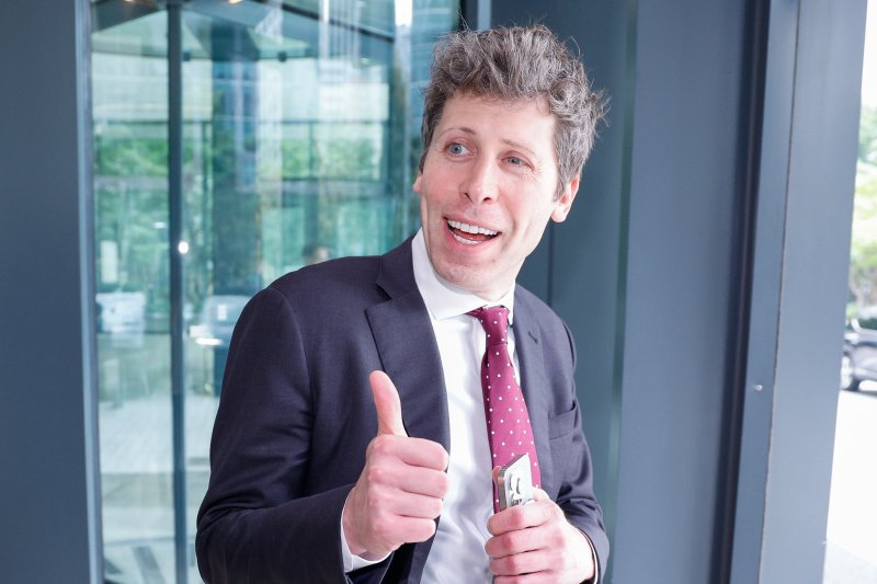 샘 올트먼(Sam Altman) 오픈 AI CEO가 1일 오후 서울 종로구 SK서린빌딩에서 최태원 SK그룹 회장과 회동을 마친 뒤 차량으로 향하고 있다. 뉴스1 제공