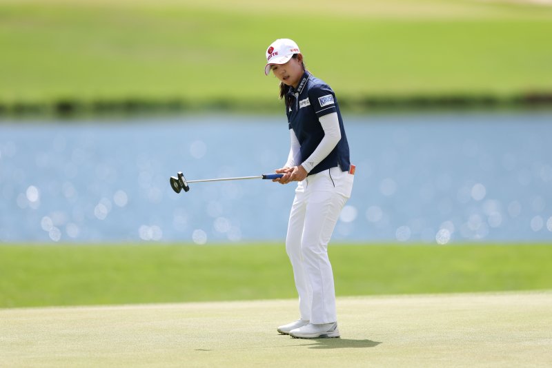 황유민이 4일(현지 시간) 하와이 오하우섬 에바비치 호아칼레이CC에서 열린 '2025 롯데 챔피언십' FR 2번홀 퍼팅 후 공을 바라보고 있다.뉴시스