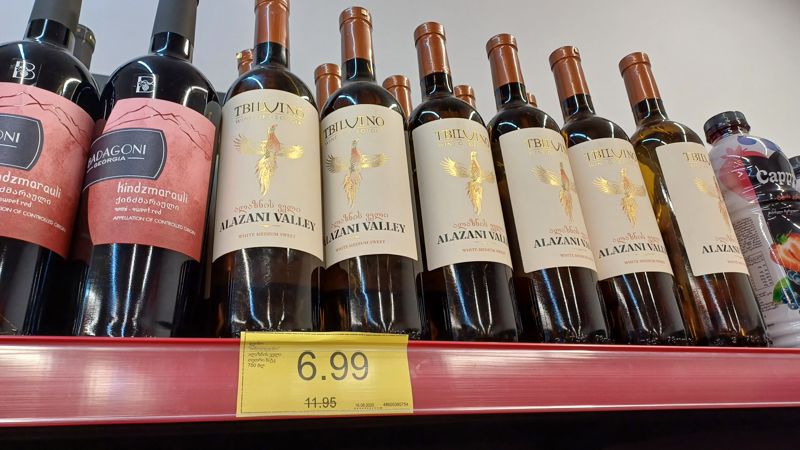 조지아 카즈베기 한 마트에서 판매 중인 와인의 가격은 한국돈 3500원(7라리)였다. 사진=이환주 기자 