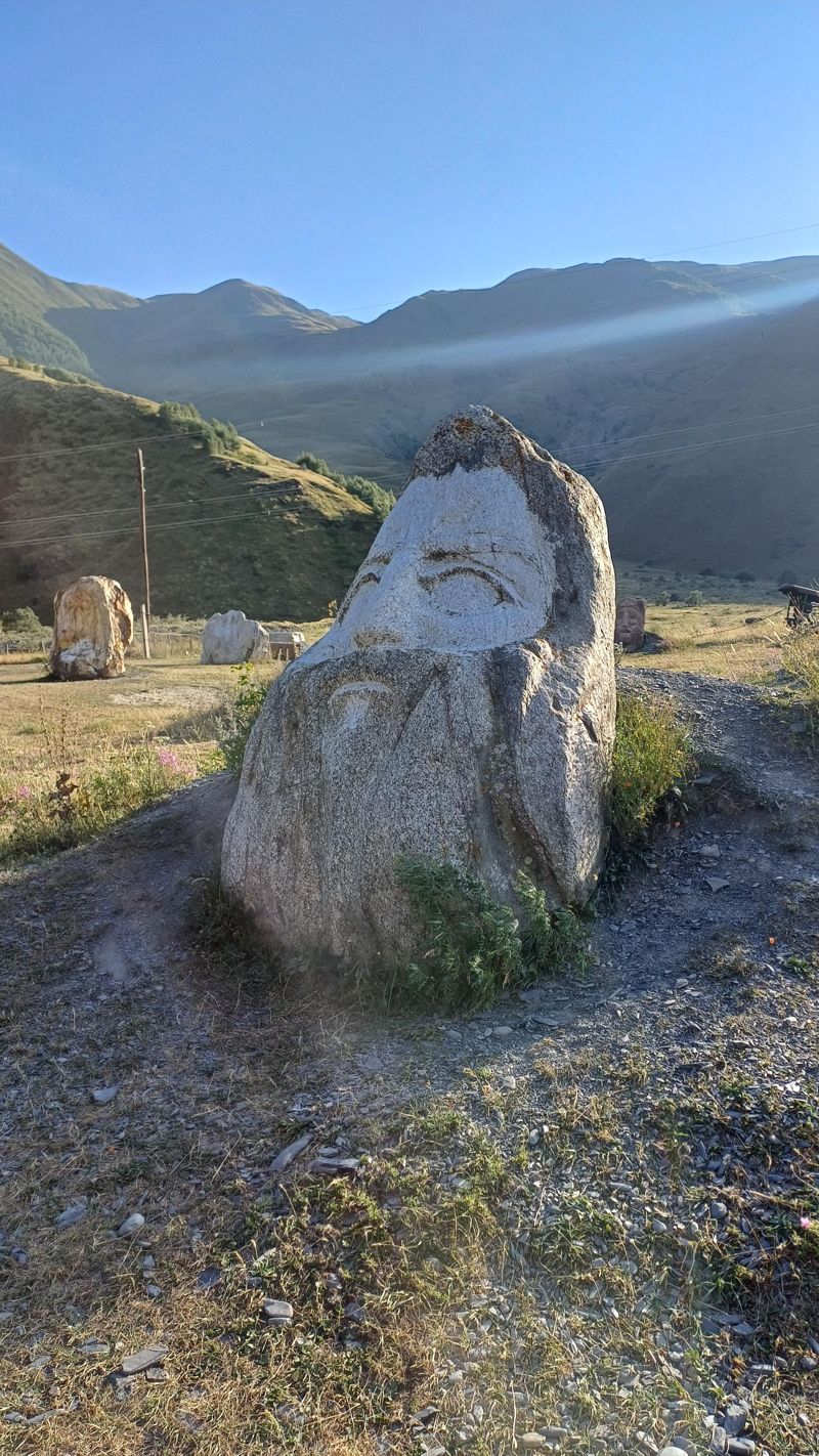 '메라브 피라니슈빌리'의 거대 얼굴 동상. 