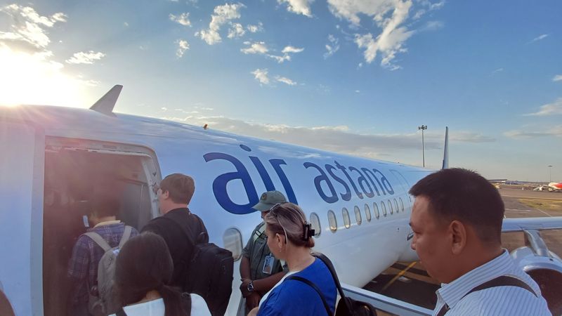 조지아로 경유해 가기 위한 카자흐스탄의 국적 항공사 에어아스타나. 