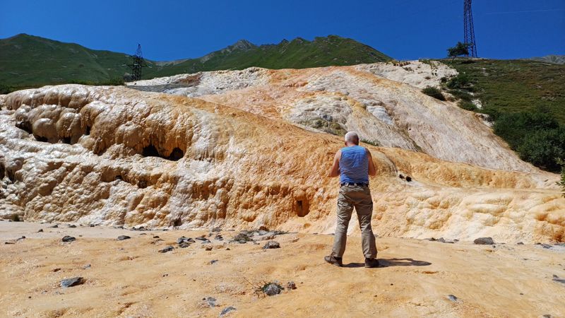 트빌리시에서 카즈베기로 향하는 중 만나게 되는 트래버틴(석회암) 미네랄 온천 지형. 