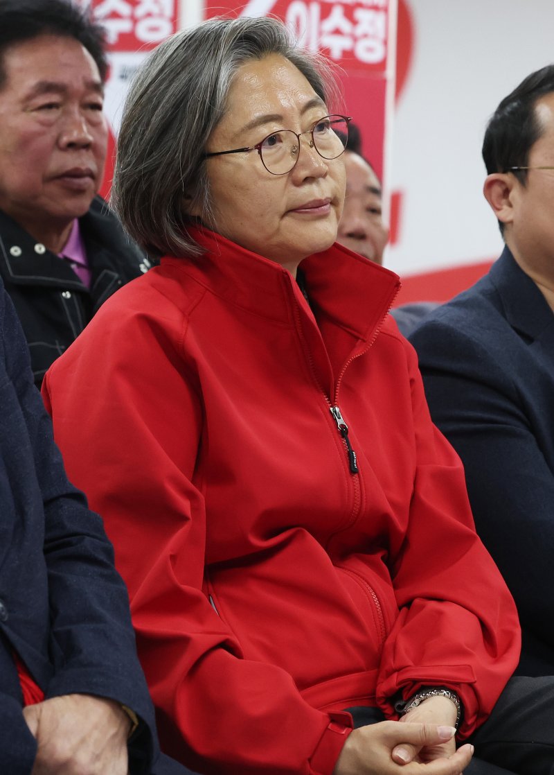 [수원&#x3D;뉴시스] 경기사진공동취재단 &#x3D; 제22대 국회의원선거 수원정에 출마한 국민의힘 이수정 후보가 10일 오후 경기도 수원시 영통구 선거사무소에서 개표방송을 보고 있다. 2024.04.10. photo@newsis.com &#x2F;사진&#x3D;뉴시스