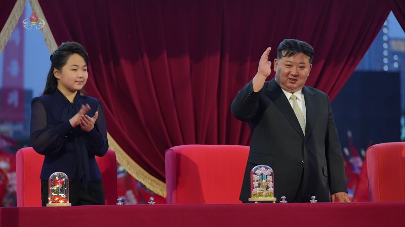 조선중앙TV는 김정은 북한 국무위원장이 지난 5월 14일 평양 전위거리 준공식에 딸 주애와 함께 참석했다고 15일 보도했다. 조선중앙TV 캡처)