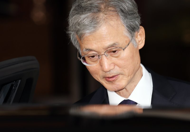 조희대 대법원장이 지난달 25일 오후 서울 서초구 대법원 청사를 나서고 있다. 여권의 사퇴 압박을 받는 조 대법원장은 이날 열린 신임법관 임명식에서 “헌법은 재판의 독립을 천명하고 법관의 신분을 보장하고 있다”고 밝혔다. 사진&#x3D;뉴스1