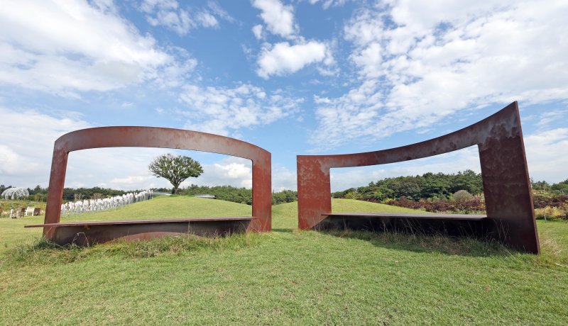 산이정원의 상징인 200년 된 동백나무