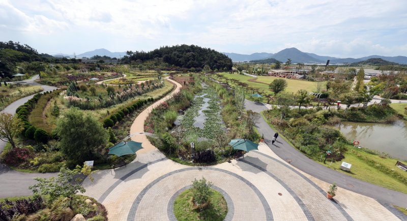 가을로 접어드는 산이정원 흐름원. 사진=박범준 기자