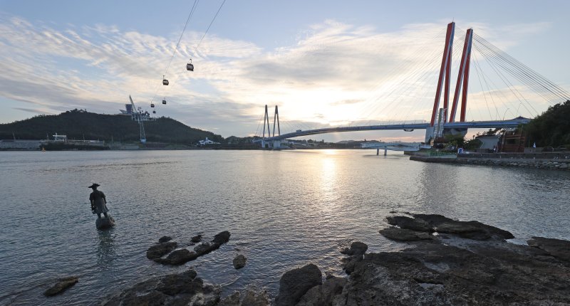전남 해남과 진도를 잇는 진도대교와 명량해상케이블카 모습. 앞쪽 울돌목 바닷가에 서있는 작은 동상이 '고뇌하는 이순신'이다. 사진=박범준 기자