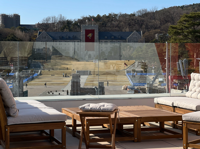 '루프 제기 031' 내 루프탑에서 고려대학교 정문 조망을 누릴 수 있다. 유튜브 채널 '집 나와라 뚝딱!' 갈무리.