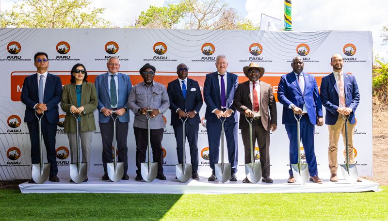 김대영 <span id='_stock_code_047050' data-stockcode='047050'>포스코인터내셔널</span> 중남아프리카지역담당(사진 왼쪽부터), 안은주 주탄자니아대한민국대사, 존 드 브리스 블랙록마이닝 최고경영자(CEO) 등이 9일(현지시간) 탄자니아 모로고로주 울랑가 지역의 마헨게 광산에서 착공식을 가진 후 기념 사진을 찍고 있다. 포스코인터내셔널 제공 