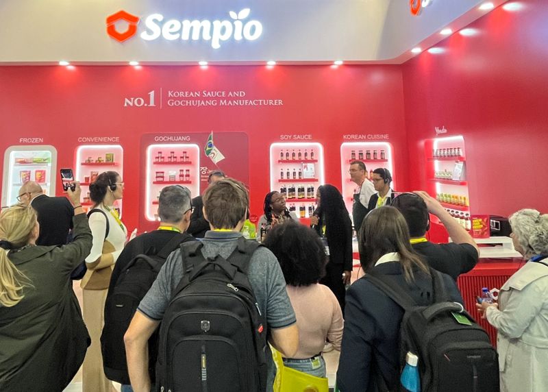 이달초 독일 쾰른에서 열린 식품 박람회 아누가의 <span id='_stock_code_007540' data-stockcode='007540'>샘표</span> 부스에서 참가자들이 줄을 서서 기다리고 있다. 샘표제공 