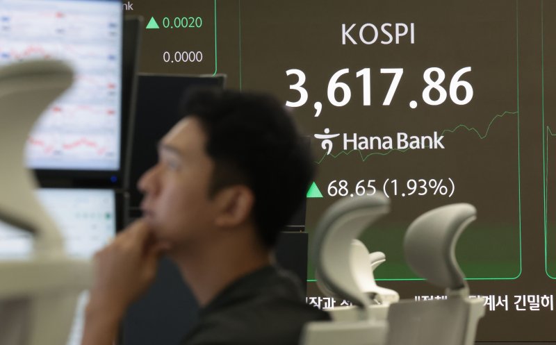 10일 서울 중구 하나은행 딜링룸 현황판에 코스피 지수 등이 표시되고 있다. /사진=연합뉴스