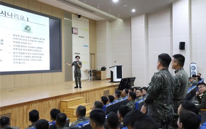 조순영 국군간호사관학교 교수부장이 육군과학화전투훈련단 장병들을 대상으로 급성전장스트레스신속처치 시범교육을 하고 있다. 랑선주 군무주무관·국방일보