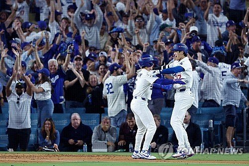 끝내기 승리에 환호하는 김혜성과 오타니 쇼헤이.연합뉴스