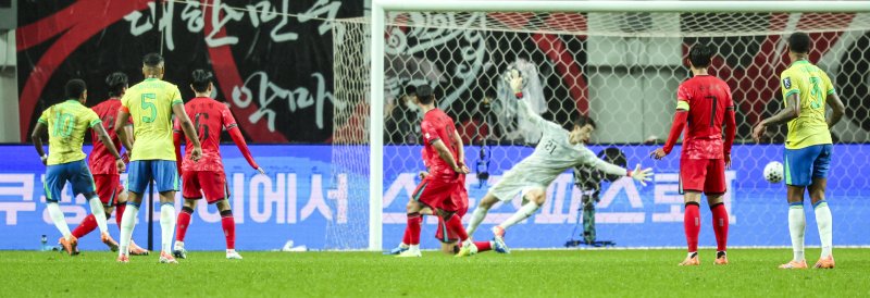 서울 마포구 서울월드컵경기장에서 열린 남자 축구 국가대표 10월 A매치 친선전 대한민국과 브라질의 경기, 브라질 호드리구가 골을 넣고 있다.뉴시스