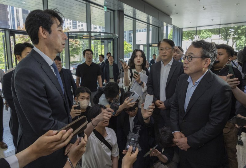 국회 과학기술정보방송통신위원회 위원인 더불어민주당 이훈기 의원(왼쪽)이 <span id='_stock_code_034730' data-stockcode='034730'>SK</span>텔레콤 유심 해킹 사태 관련 최태원 SK 회장 면담을 위해 5일 서울 종로구 SK 서린빌딩을 찾아 유영상 <span id='_stock_code_017670' data-stockcode='017670'>SK텔레콤</span> 대표이사와 대화하고 있다. 연합뉴스