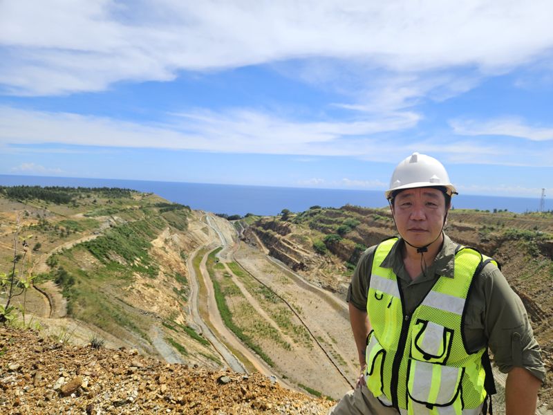 이준택 <span id='_stock_code_001120' data-stockcode='001120'>LX인터내셔널</span> 마닐라 지사장이 필리핀 라푸라푸 광산 복구 프로젝트 현장을 배경으로 서 있다. 2018년부터 2023년까지 진행된 프로젝트의 중반기로, 황무지였던 땅이 풀기어린 땅으로 변모해 있다. LX인터내셔널 제공