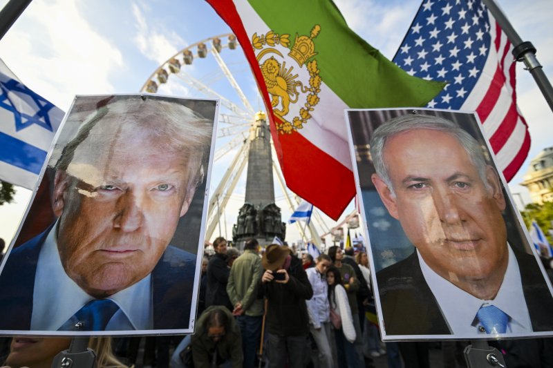 12일(현지시간) 벨기에 브뤼셀에서 미국 도널드 트럼프 대통령(왼쪽)과 베냐민 네타냐후 이스라엘 총리의 사진을 든 시민들이 팔레스타인 평화구상 1단계 합의를 축하하는 행진을 하고 있다.EPA연합뉴스