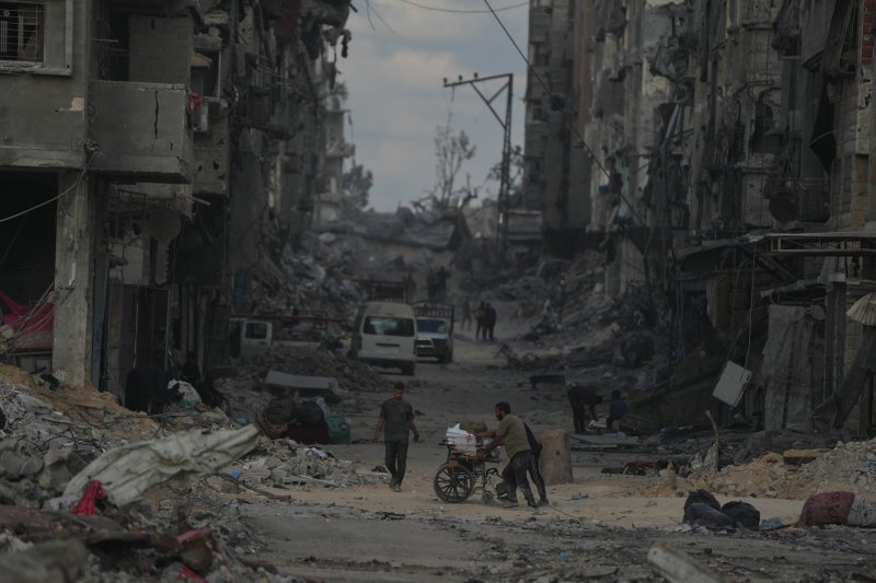 12일(현지시간) 팔레스타인 가자지구 북부 가자시티에서 주민들이 짐을 옮기고 있다.AP뉴시스