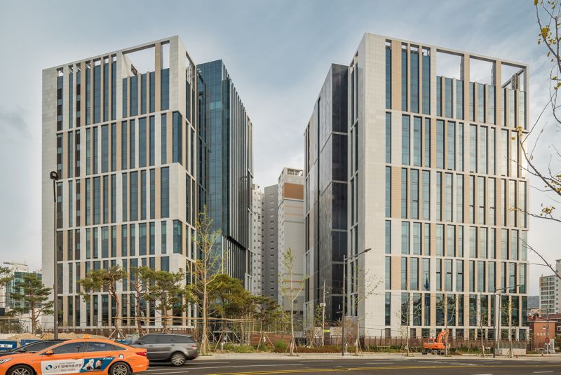 코람코가 운용하는 서초 마제스타시티타워 전경. 코람코 제공. 