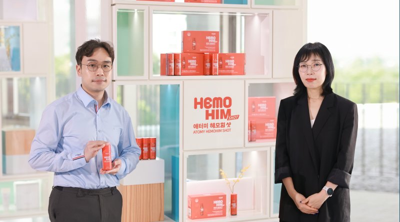 이은영 애터미 상품경영총괄본부 이사(오른쪽)와 김상백 콜마비앤에이치 팀장 애터미 제공