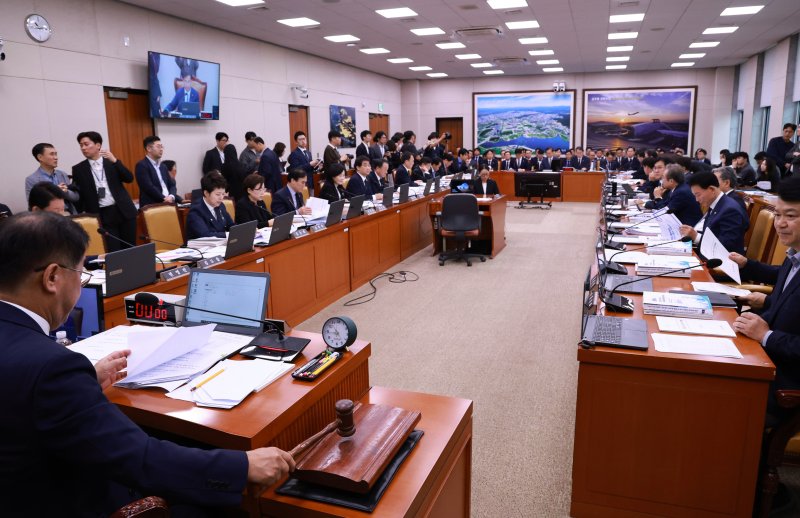 13일 서울 여의도 국회에서 열린 국토교통부 등에 대한 국토교통위원회 국정감사에서 맹성규 국토교통위원장이 국정감사 개시를 선언하며 의사봉을 두드리고 있다. 연합뉴스