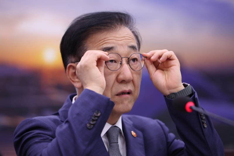 김윤덕 국토교통부 장관이 13일 오전 서울 여의도 국회에서 열린 국토교통위원회 국정감사에 출석해 안경을 고쳐쓰고 있다. 뉴시스