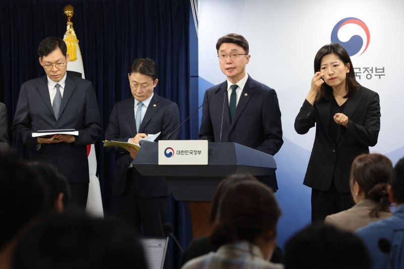 류제명 과학기술정보통신부 제2차관(오른쪽 두번째)이 19일 오전 서울 종로구 정부서울청사에서 열린 해킹 대응을 위한 과학기술정보통신부-금융위원회 합동 브리핑에서 <span id='_stock_code_030200' data-stockcode='030200'>KT</span> 해킹 사태 질문에 답하고 있다. 뉴스1